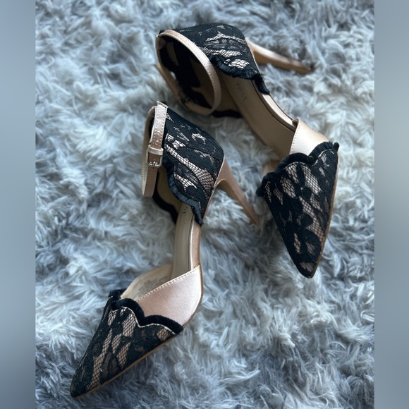 Nine West Woman’s Sexy nude and Black Lace Scollop Heel size 6.5 (small mark) - Picture 7 of 10